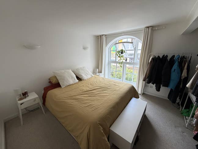 Large room in sunny Victoria Park Village home Main Photo