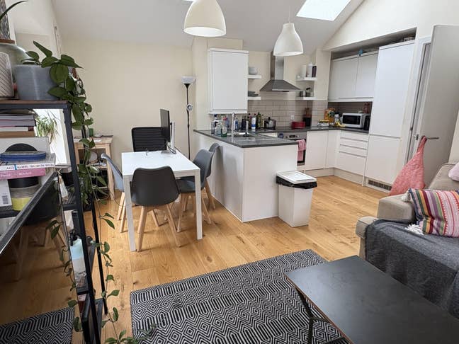 1 bedroom to sublet in 2-bedroom flat (Sep-Dec) Main Photo