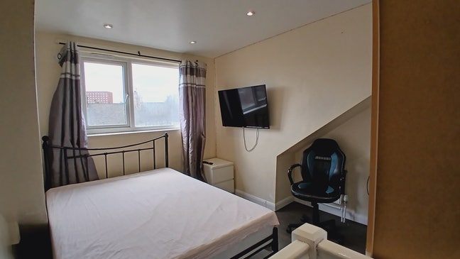 ST4/Shelton. Double Ensuite + Smart TV! Main Photo