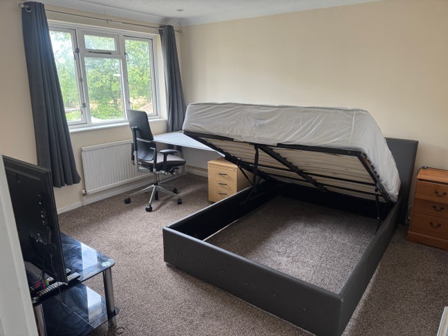 Large Double Room to rent in Burgess Hill Main Photo