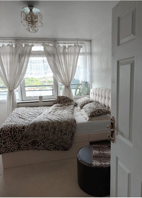Large Double Bedroom with access to balcony  Main Photo