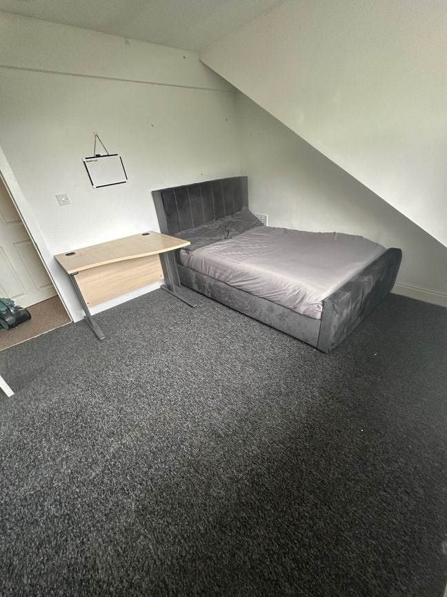 Luxury Double room to rent in BD7 - Great Location Main Photo