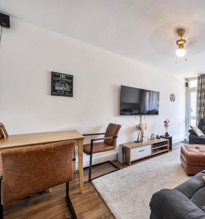 2 rooms available or whole flat Main Photo