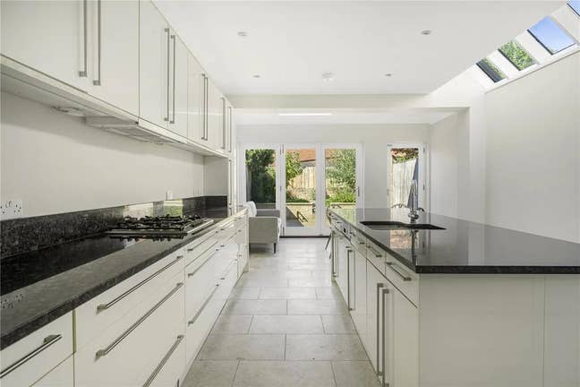Lovely decorated double room near Magdalen Road Main Photo