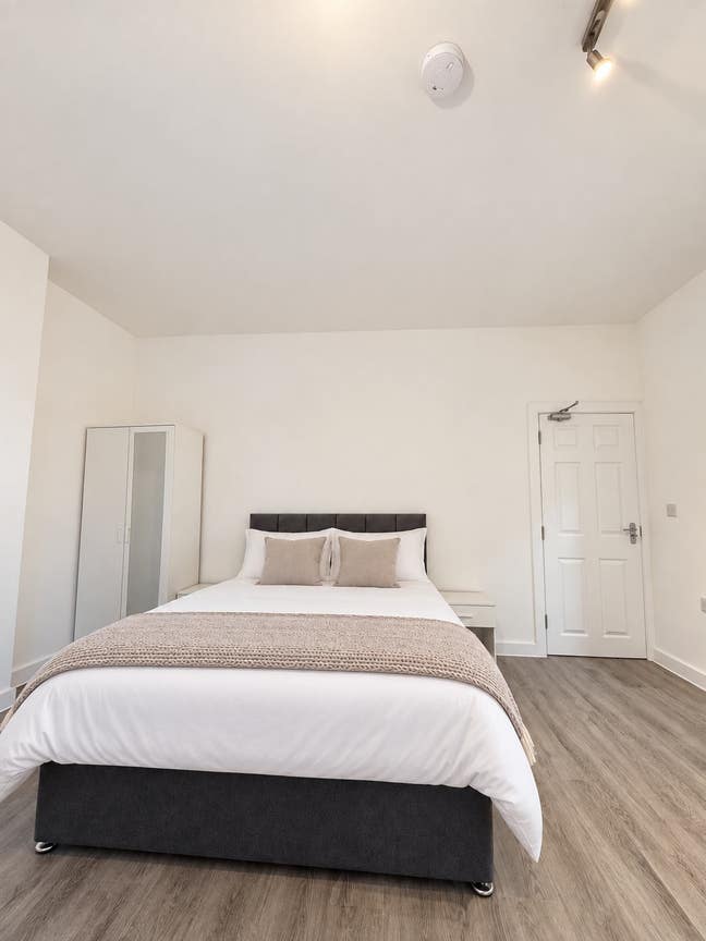 Spacious Studio | Towler Street | Couples Welcome  Main Photo