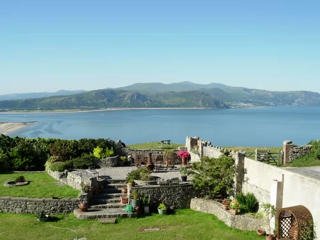 Large room with seating area and fantastic views Main Photo