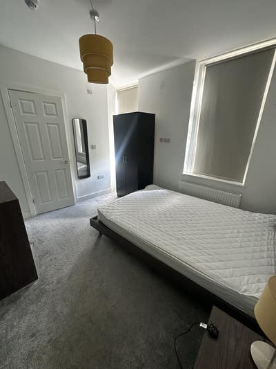 Two Double Ensuite Bedroom in Wakefield WF1 Main Photo