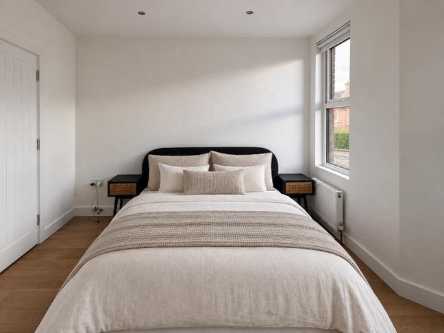Spacious Double Room with En-suite Bathroom Main Photo