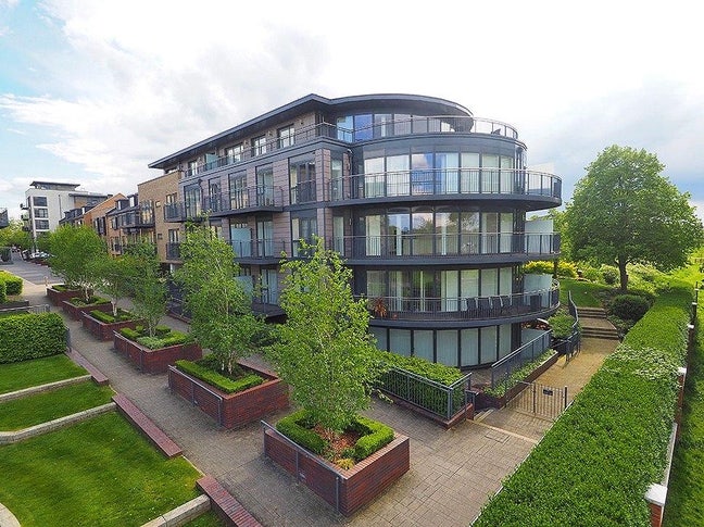 Stunning River Cam Views | Double Bedroom  Main Photo