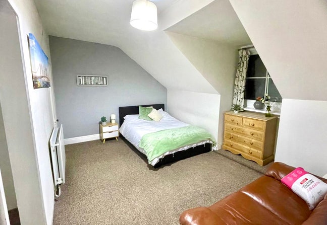 Spacious Ensuite Available.- All Bills Inc Main Photo