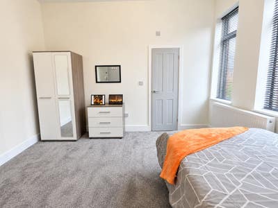 ** NEW Modern En Suite Room - No Bills To Pay! Main Photo