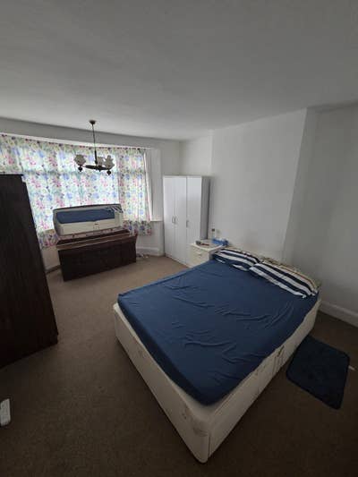 Huge Double Room with Extra Space Available – IG3 Main Photo
