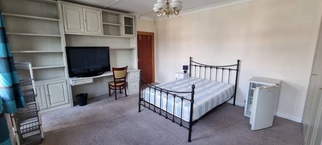 Spacious Double Room in a Big Villa  Main Photo