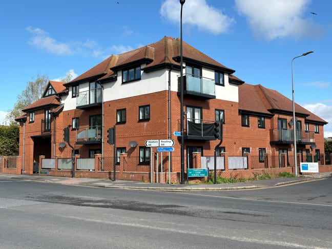 Modern Town Centre Living with Balcony & Parking Main Photo