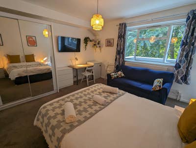 LARGE ROOM with private balcony (all ladies) Main Photo