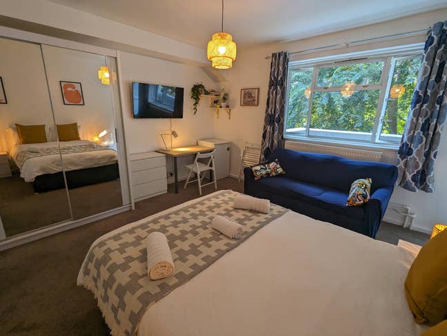 LARGE ROOM with private balcony (all ladies) Main Photo
