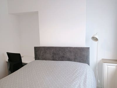 Double Room in Friendly Female Home Main Photo