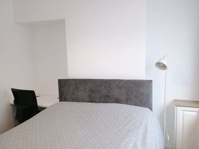 Double Room in Friendly Female Home Main Photo