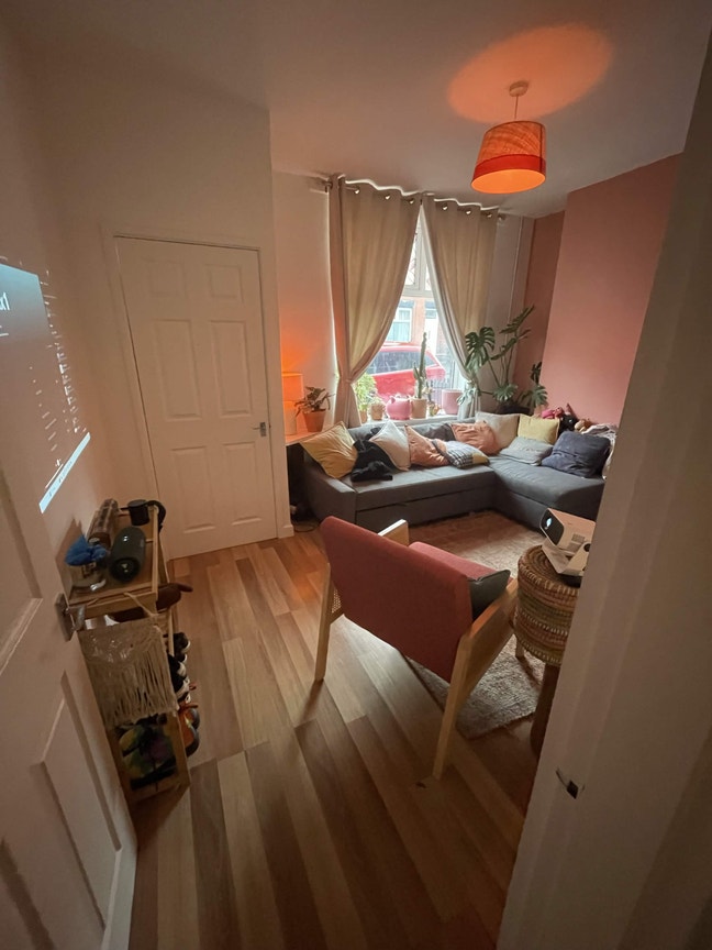 Double Room, Chilled House Share – WFH Host Main Photo