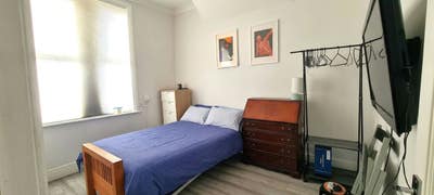 Bright Furnished 2-Bed Flat in Leytonstone – Maxim Main Photo