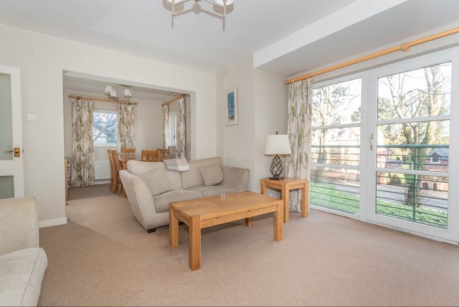 Double room available in a Morden spacious flat Main Photo