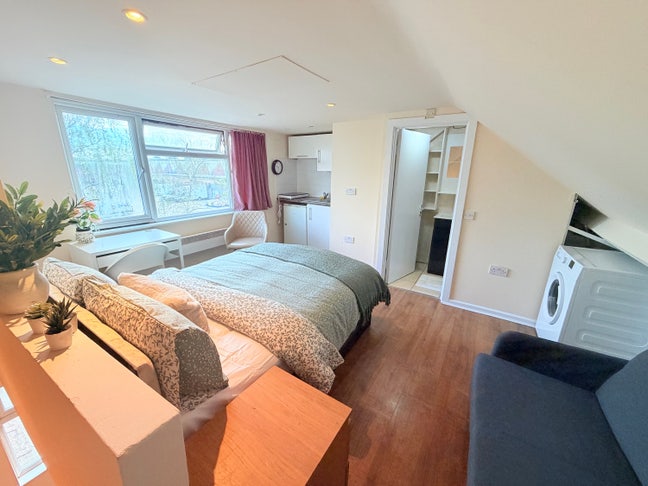 Studio Flat in N18, Universal Credit, Furnished Main Photo