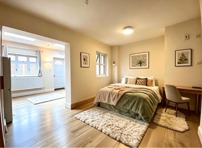 Stunning 1 Bed GF Flat | 5min to DLR | Quiet Space Main Photo