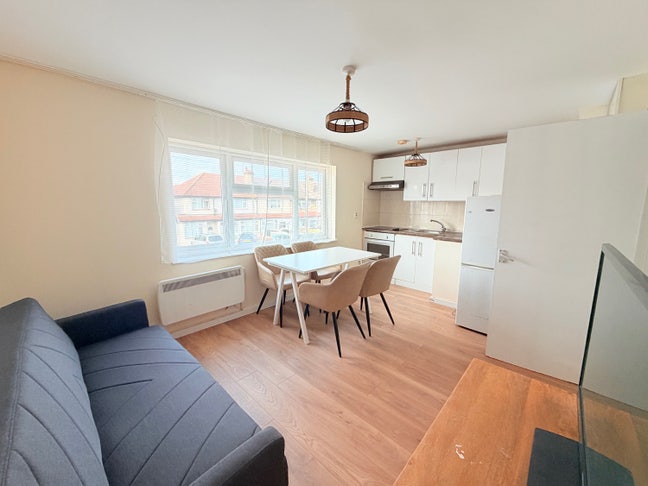 1 Bedroom Flat in N18, Universal Credit, Furnished Main Photo