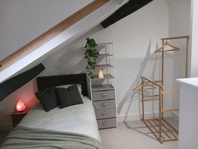 Furnished Single Attic Room available in Keswick Main Photo