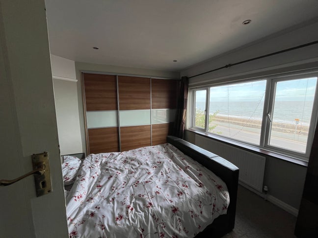 Single rooms availiable 180 degrees beach view Main Photo