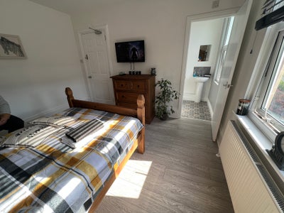 Large,  Bright En-suite Room | Bills Inc | Netflix Main Photo