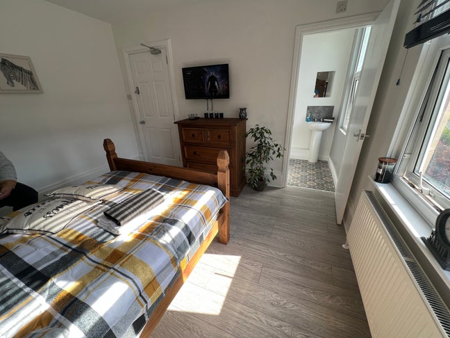 Large,  Bright En-suite Room | Bills Inc | Netflix Main Photo
