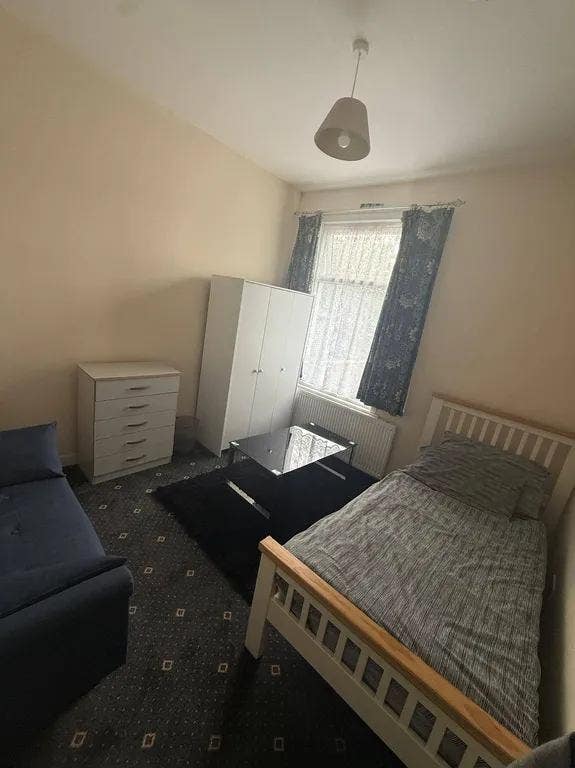 Spacious Single Room available to let Main Photo