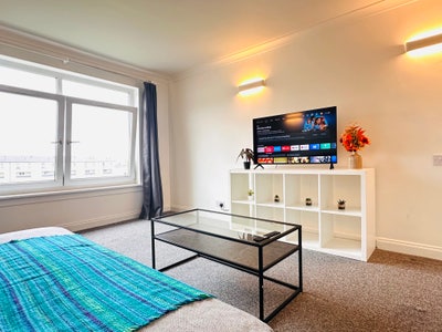 Modern 2-Bedroom Top Floor Flat with Free Parking Main Photo
