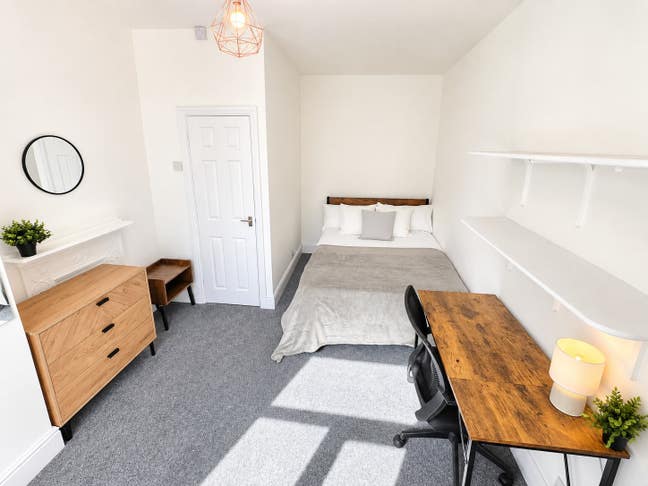 ** Large Modern En Suite Rooms - No Bills to Pay! Main Photo
