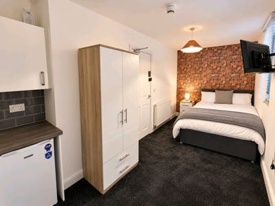 En-Suite Rooms In a Former Hotel + Private Parking Main Photo