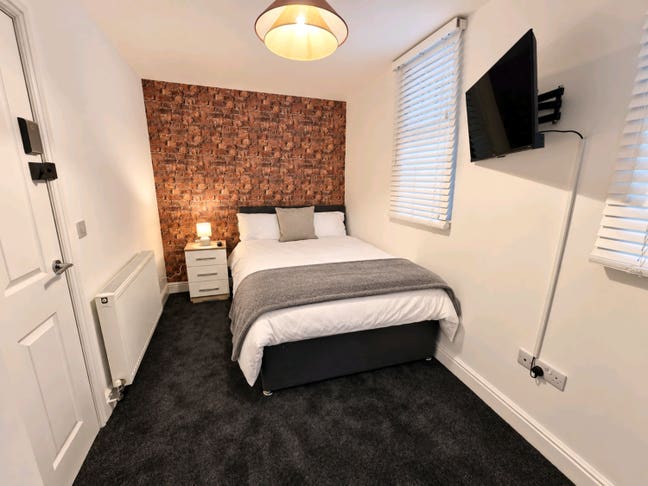 En-Suite Rooms In a Former Hotel + Private Parking Main Photo