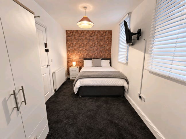 En-Suite Rooms In a Former Hotel + Private Parking Main Photo