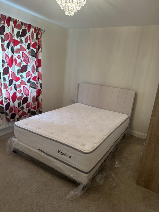 A standard and well furnished double bed room Main Photo