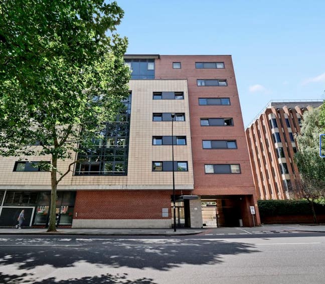 A double-bed room in a 2-bed flat, Borough Zone 1 Main Photo