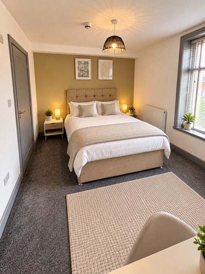 🏡 Stunning 5-Bed En-Suite House | Modern Rooms Main Photo