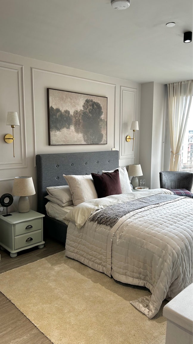 City centre en-suite double room in canalside flat Main Photo