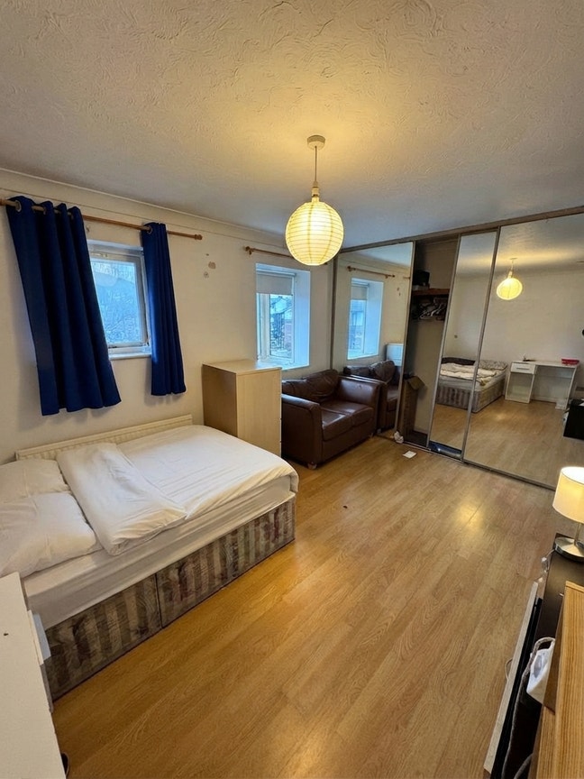 Spacious & Bright Double Room Available Main Photo