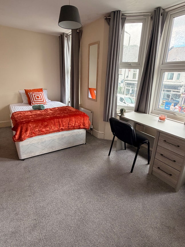 🌟 All Bills inc | Sink in Every Room | &pound;300 Dep Main Photo
