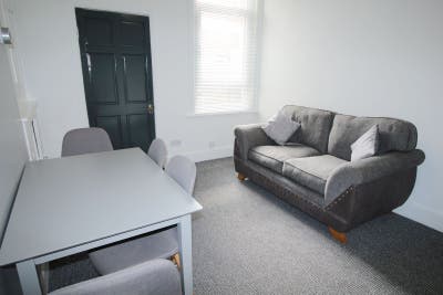🎓🏡 Student House | 🪑 Desk & Chair Available Main Photo