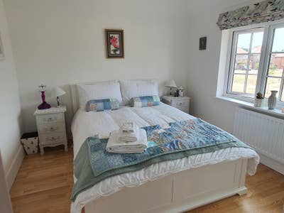 Comfortable room in spacious new home Main Photo
