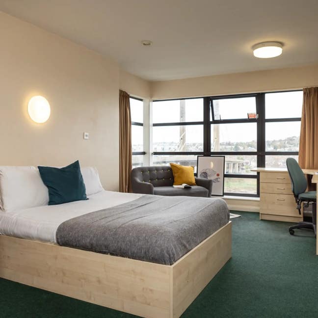 University accom, shared flat, ensuite, sale price Main Photo