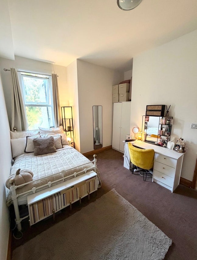 Double bedroom in 3 bed house share  Main Photo