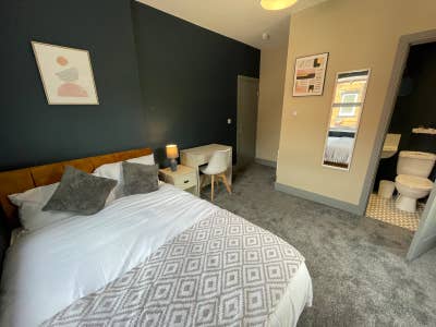 LS13 3NH: Ensuite Double Room 😎🛁 Main Photo