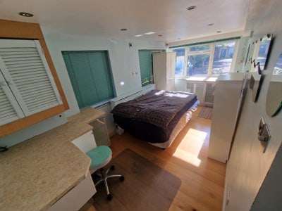 2 Single bedroom furnished in spacious ho Main Photo